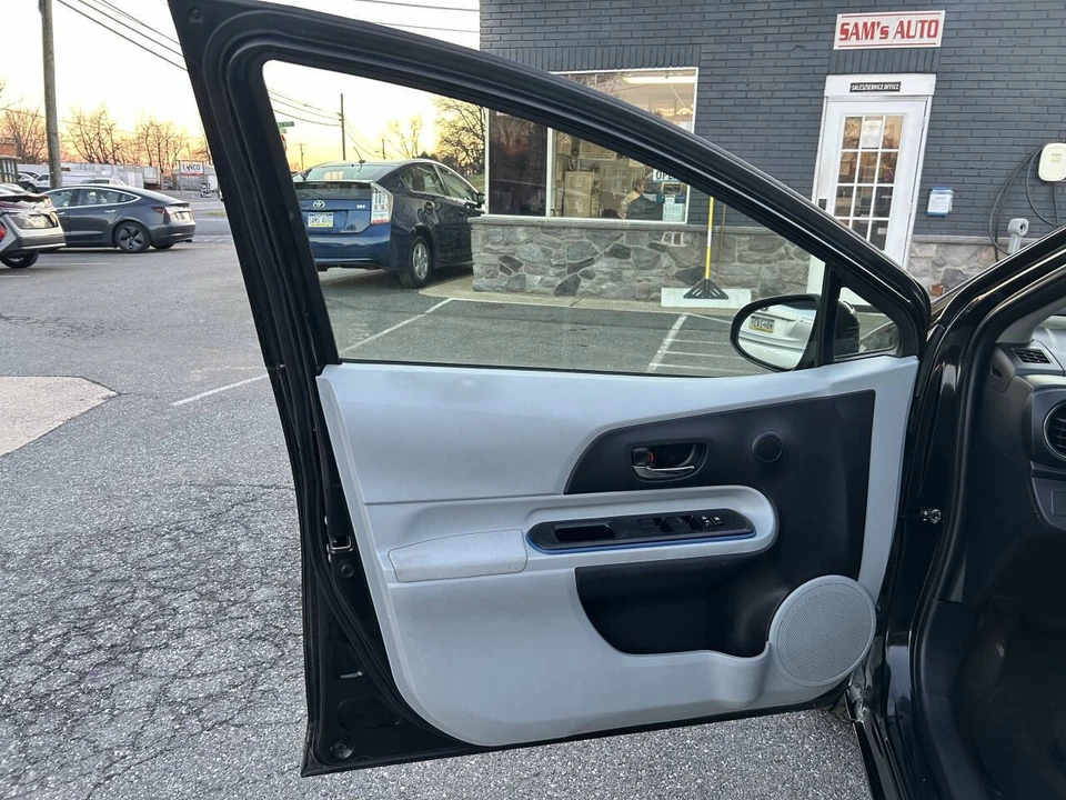 2013 Toyota Prius 3rd Gen - Image 14 of 21