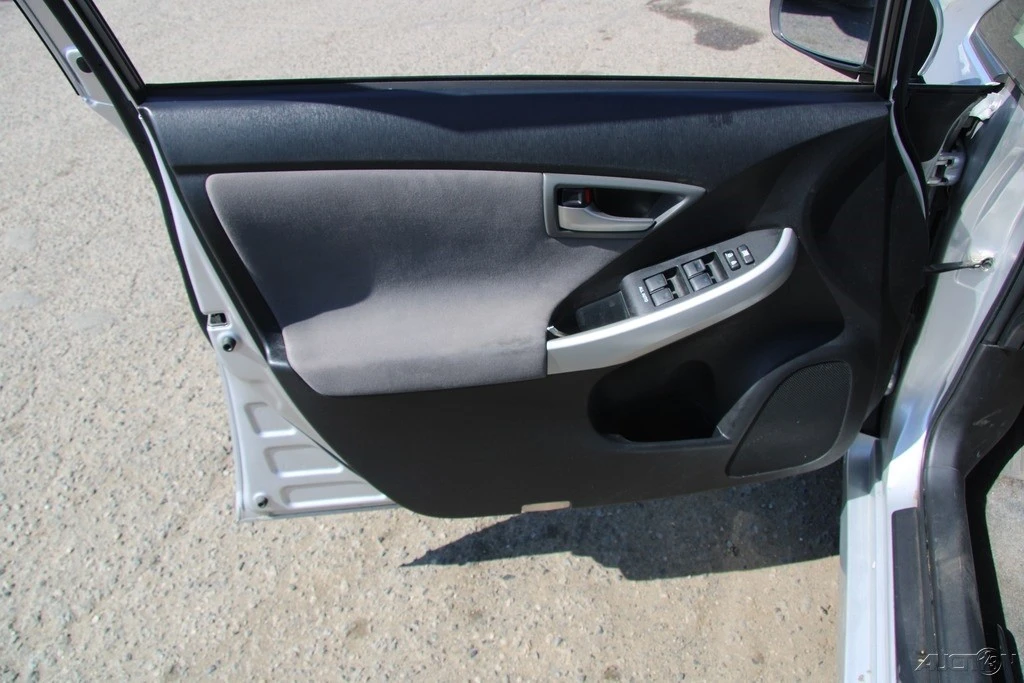 2013 Toyota Prius 3rd Gen - Image 13 of 21