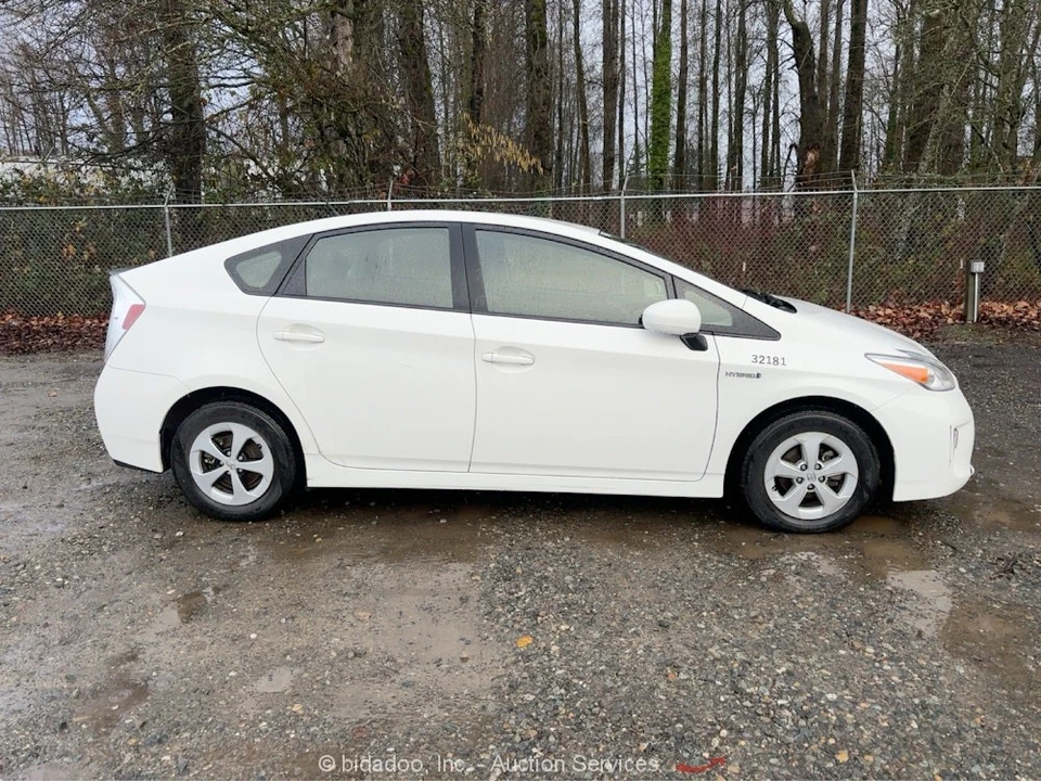 2013 Toyota Prius 3rd Gen - Image 6 of 12