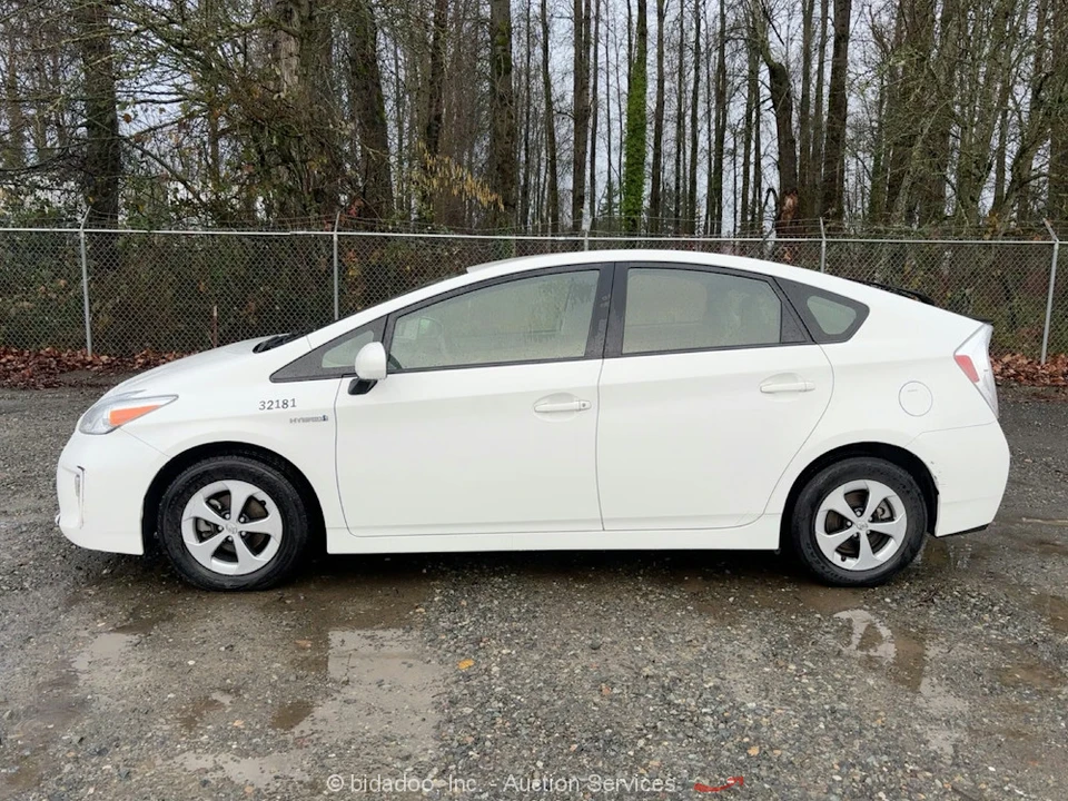 2013 Toyota Prius 3rd Gen - Image 5 of 12