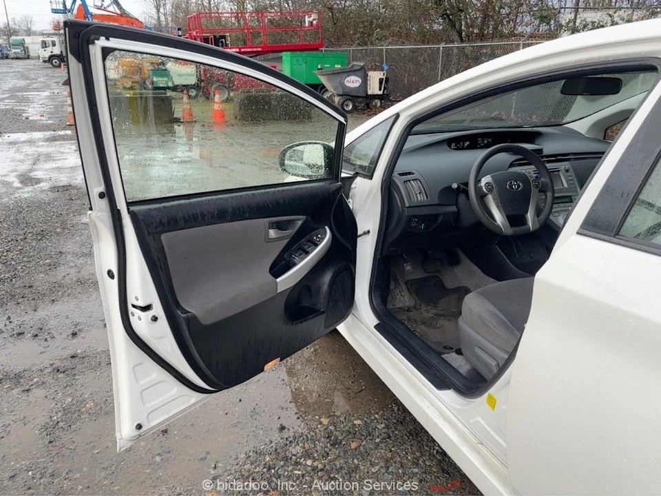 2013 Toyota Prius 3rd Gen - Image 10 of 12