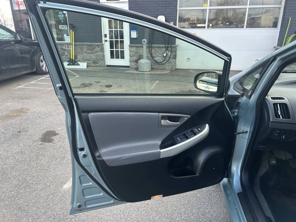 2013 Toyota Prius 3rd Gen - Image 15 of 25