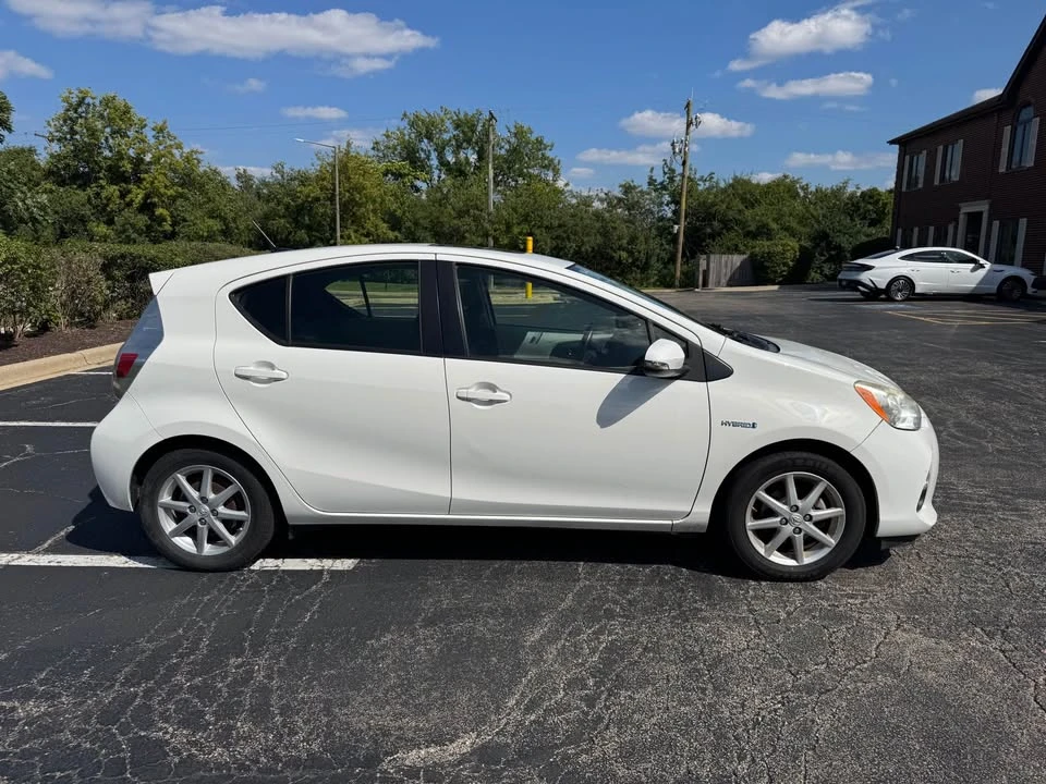 2013 Toyota Prius - Image 2 of 13