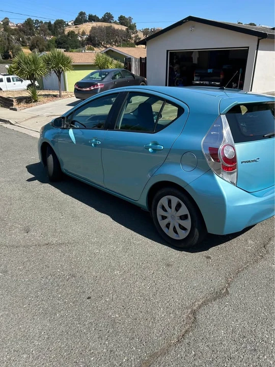 2013 Toyota Prius - Image 2 of 9
