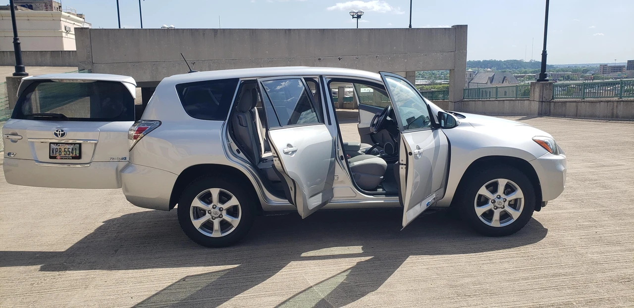 2013 Toyota RAV4 4th Gen - Image 16 of 31