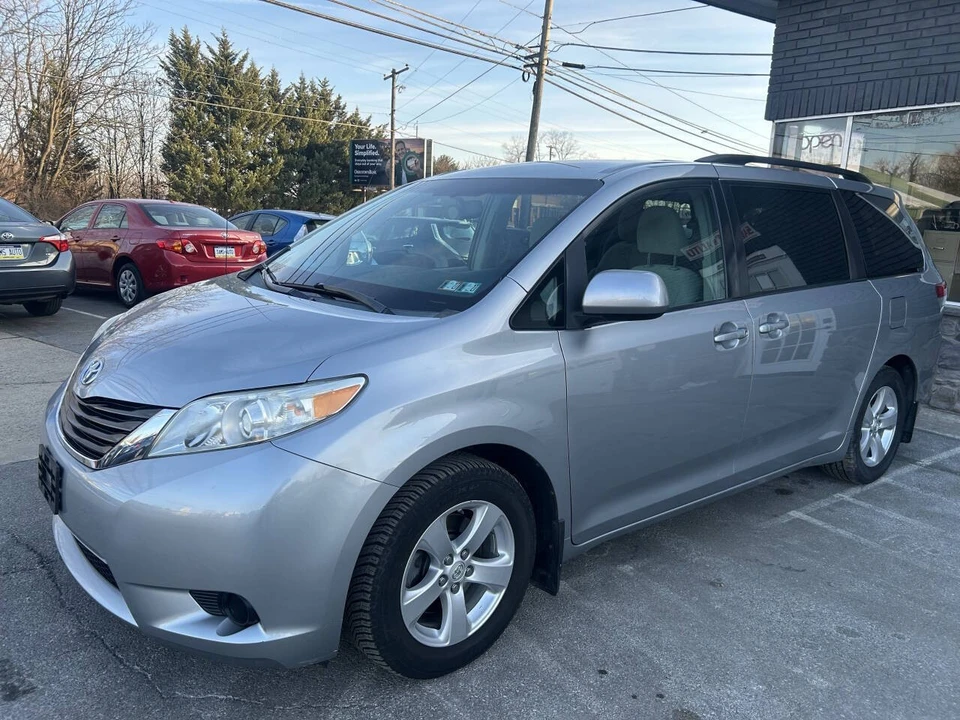 2013 Toyota Sienna 3rd Gen - Image 3 of 16