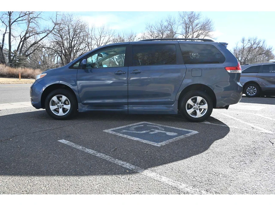 2013 Toyota Sienna 3rd Gen - Image 9 of 12