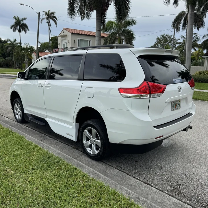 2013 Toyota Sienna 3rd Gen - Image 18 of 21