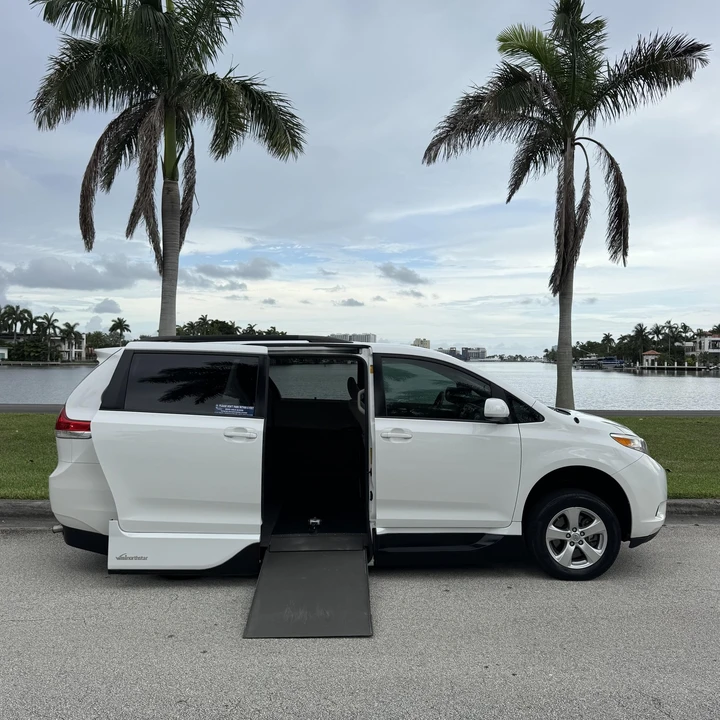 2013 Toyota Sienna 2nd Gen - Image 2 of 12