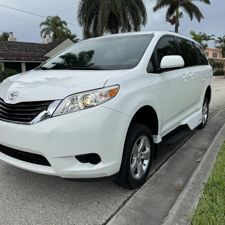 2013 Toyota Sienna 3rd Gen - Image 16 of 21