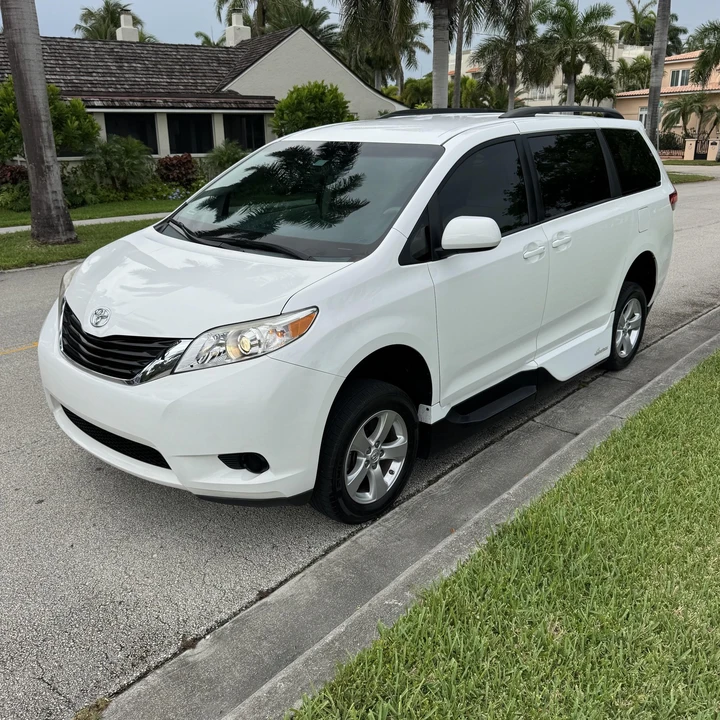 2013 Toyota Sienna 3rd Gen - Image 15 of 21
