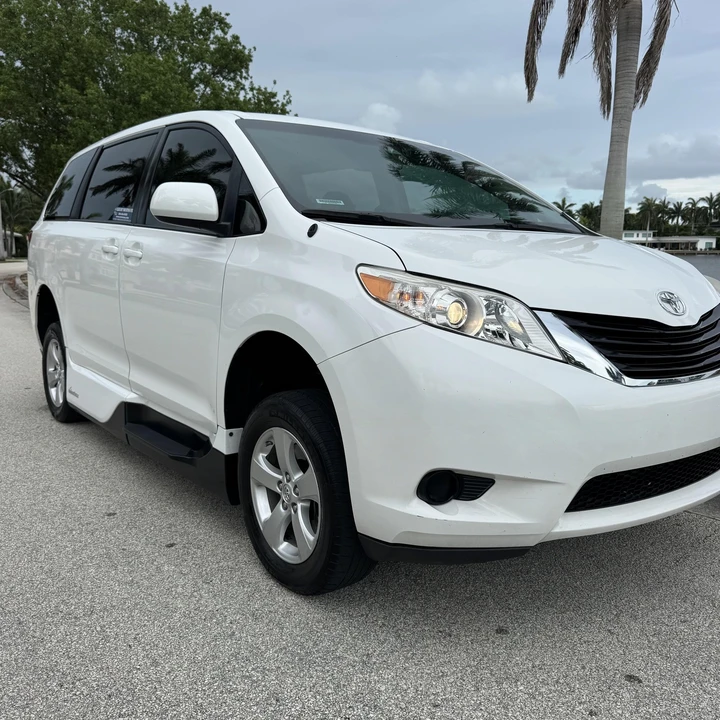 2013 Toyota Sienna 3rd Gen - Image 13 of 21