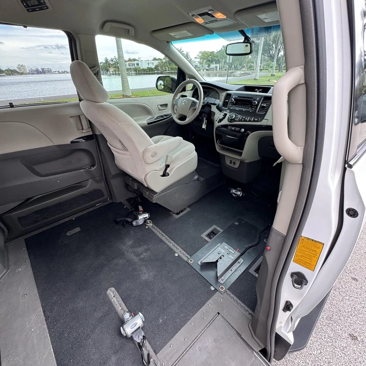 2013 Toyota Sienna 3rd Gen - Image 6 of 21