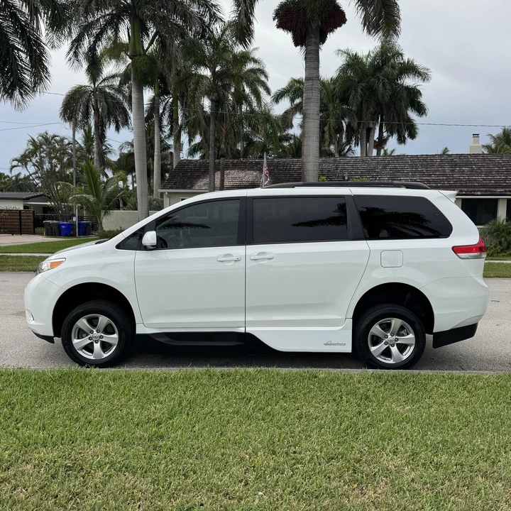 2013 Toyota Sienna 3rd Gen - Image 17 of 21