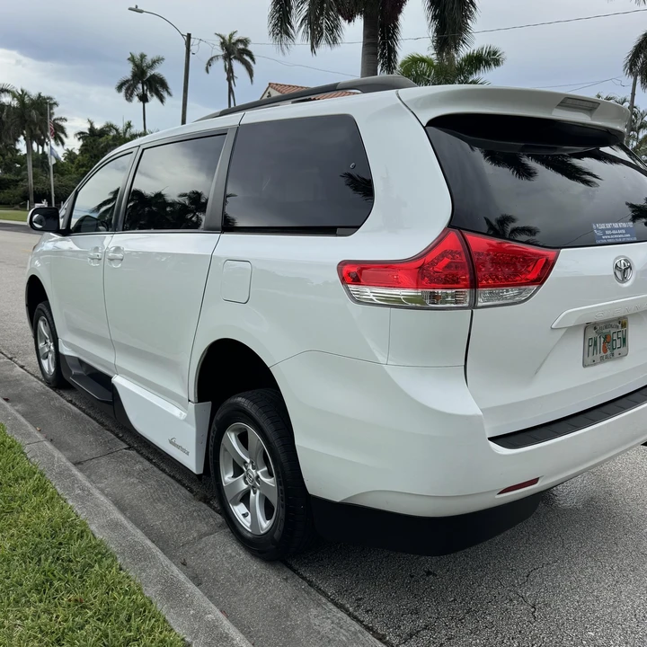 2013 Toyota Sienna 3rd Gen - Image 19 of 21