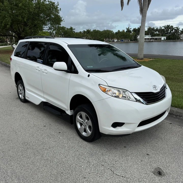 2013 Toyota Sienna 3rd Gen - Image 12 of 21