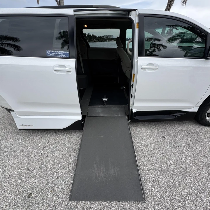 2013 Toyota Sienna 3rd Gen - Image 4 of 21