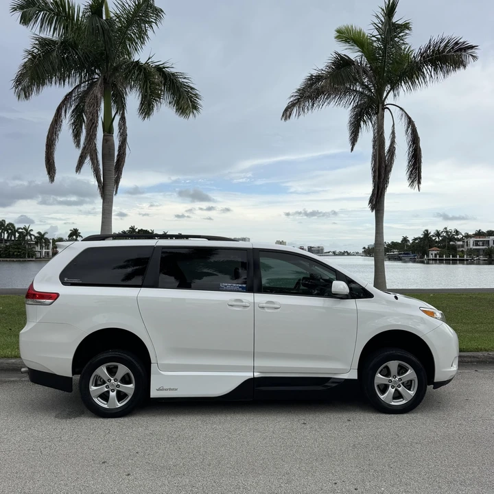 2013 Toyota Sienna 3rd Gen - Image 11 of 21