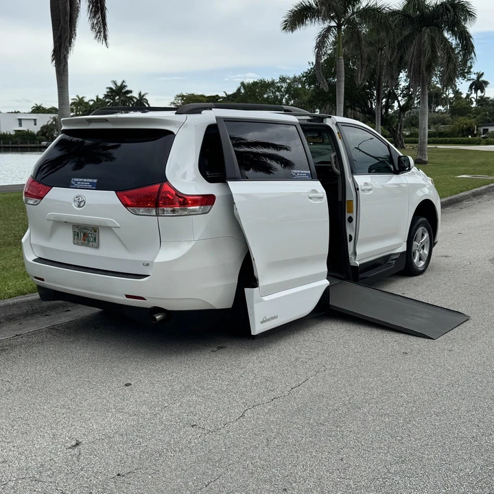 2013 Toyota Sienna 3rd Gen - Image 3 of 21