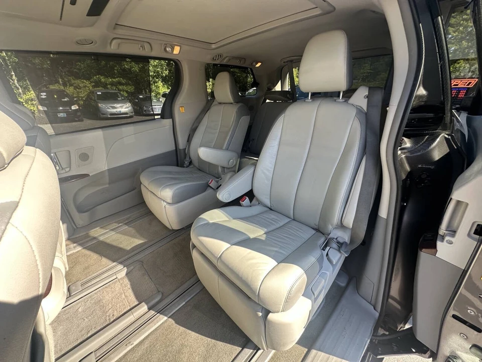 2013 Toyota Sienna 3rd Gen - Image 19 of 21