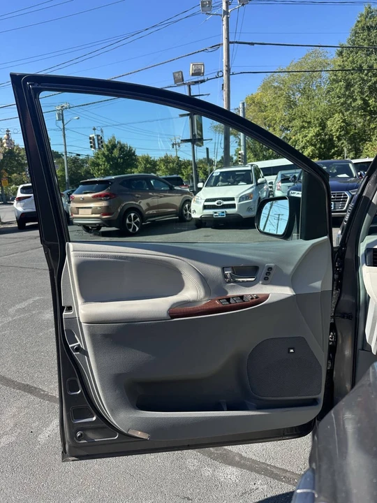 2013 Toyota Sienna 3rd Gen - Image 12 of 21