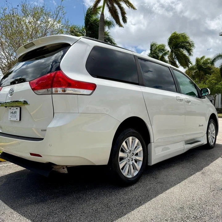 2013 Toyota Sienna 3rd Gen - Image 11 of 21