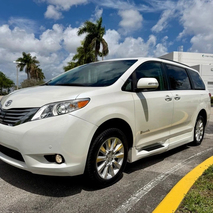 2013 Toyota Sienna 3rd Gen - Image 18 of 21