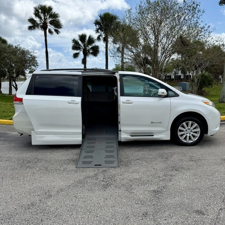 2013 Toyota Sienna 3rd Gen - Image 4 of 21