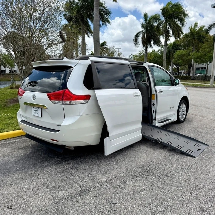 2013 Toyota Sienna 3rd Gen - Image 3 of 21