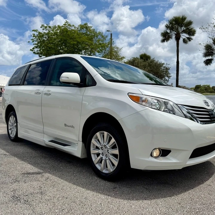 2013 Toyota Sienna 3rd Gen - Image 8 of 21