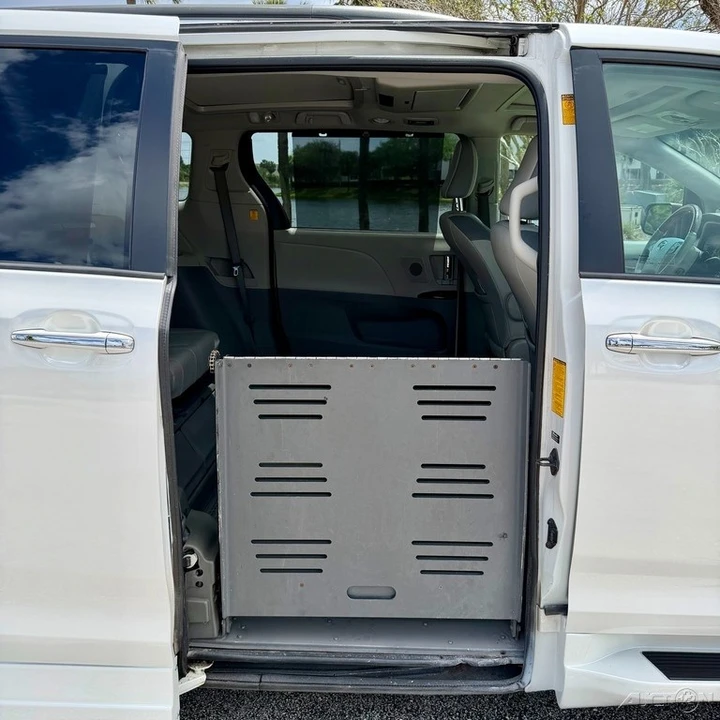2013 Toyota Sienna 3rd Gen - Image 21 of 21