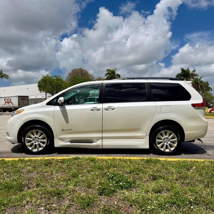 2013 Toyota Sienna 3rd Gen - Image 16 of 21