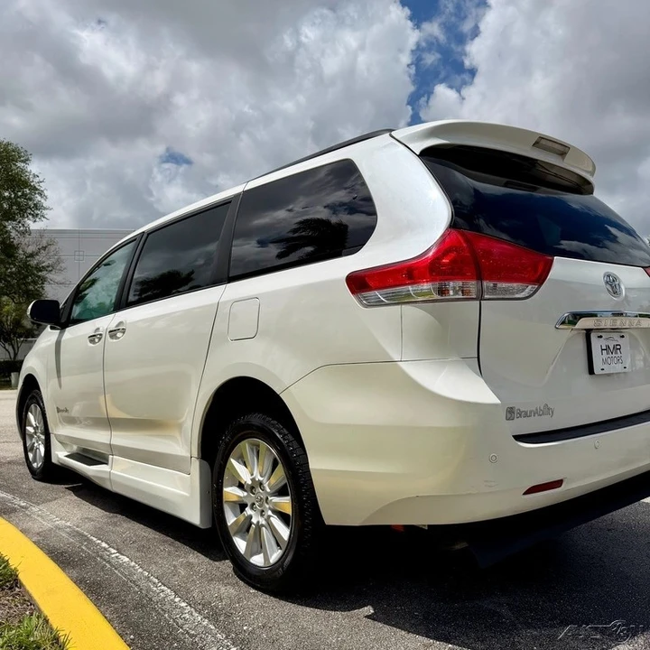 2013 Toyota Sienna 3rd Gen - Image 15 of 21