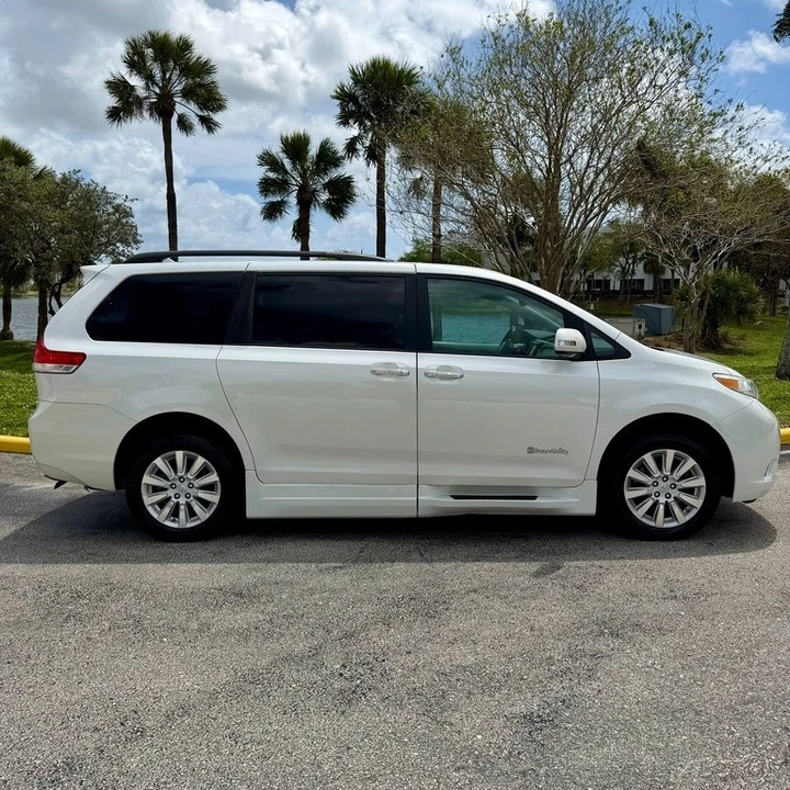 2013 Toyota Sienna 3rd Gen - Image 9 of 21