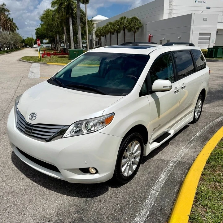 2013 Toyota Sienna 3rd Gen - Image 17 of 21