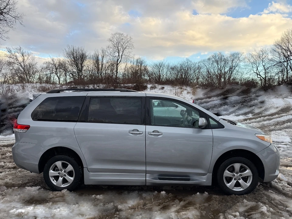 2013 Toyota Sienna 3rd Gen - Image 6 of 20
