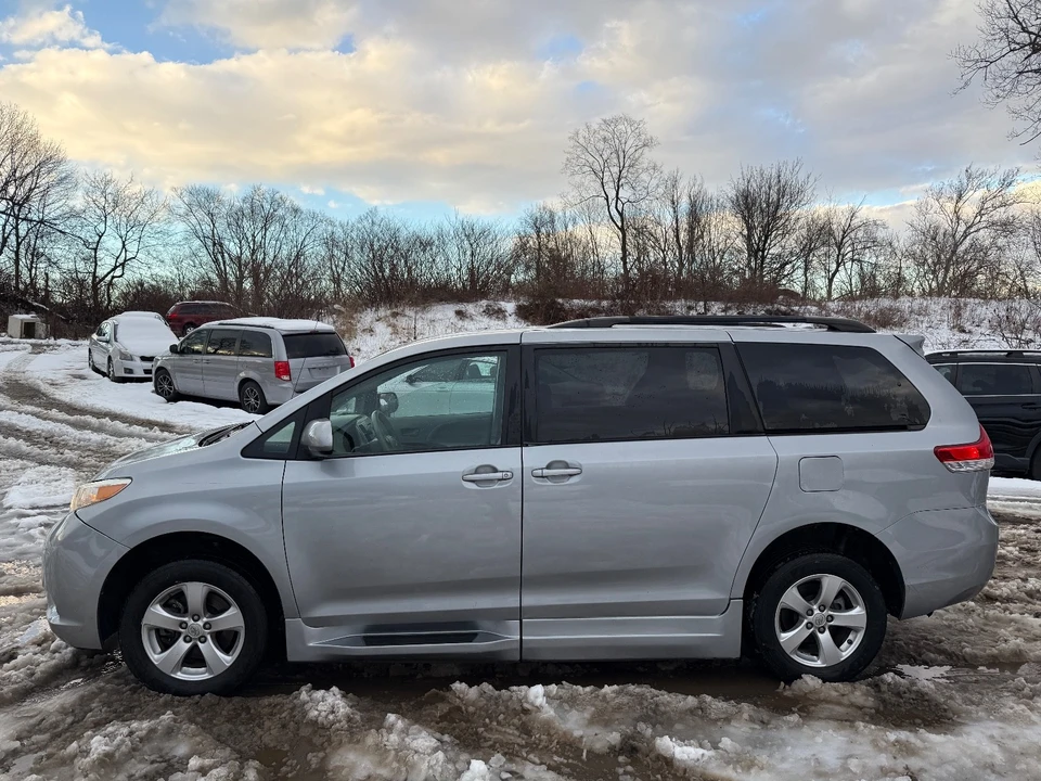 2013 Toyota Sienna 3rd Gen - Image 3 of 20