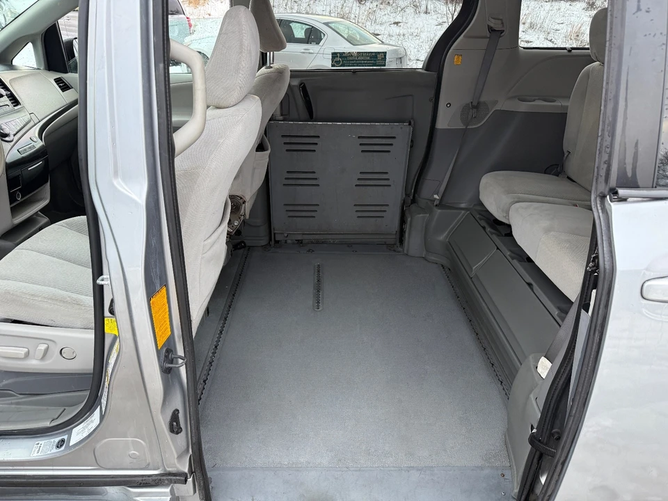 2013 Toyota Sienna 3rd Gen - Image 17 of 20