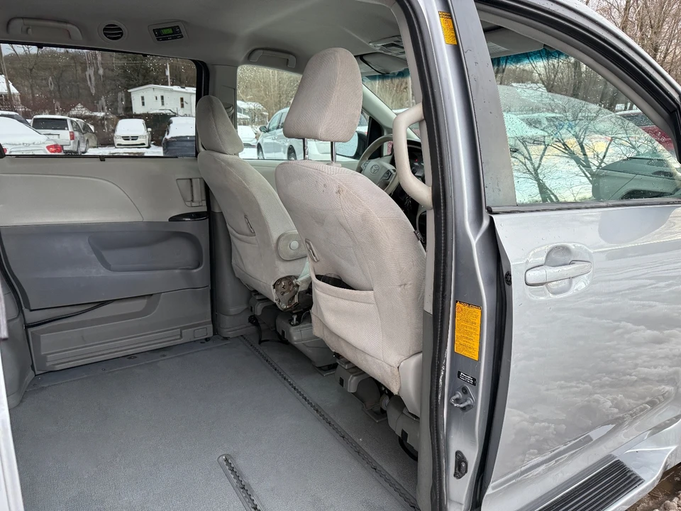 2013 Toyota Sienna 3rd Gen - Image 16 of 20