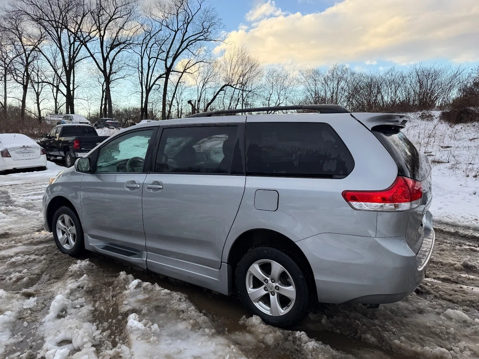 2013 Toyota Sienna 3rd Gen - Image 4 of 20