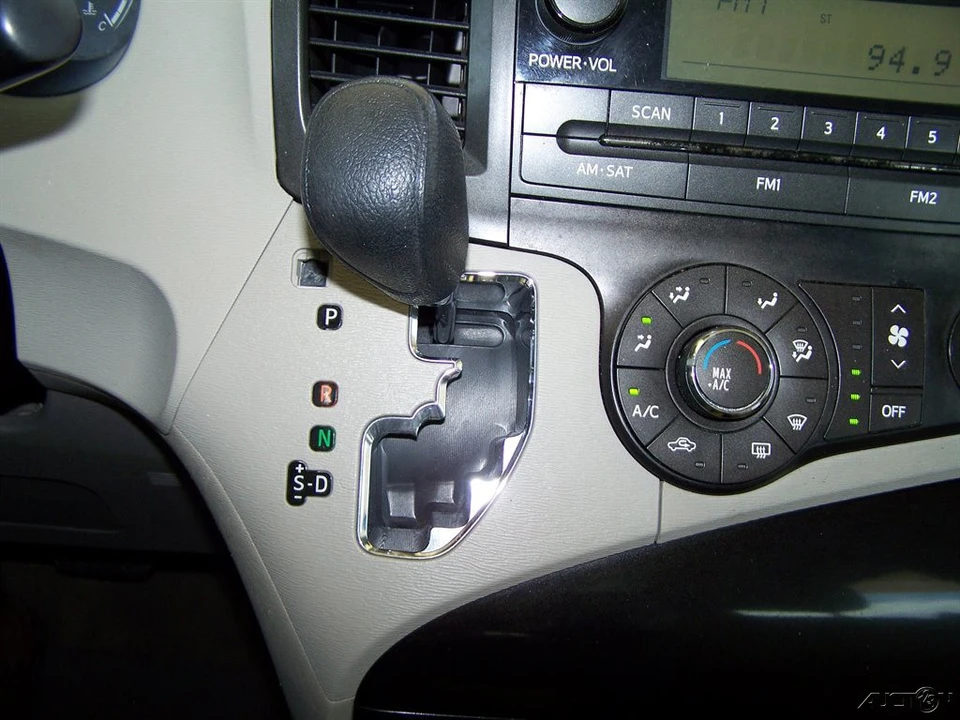 2013 Toyota Sienna 3rd Gen - Image 11 of 12