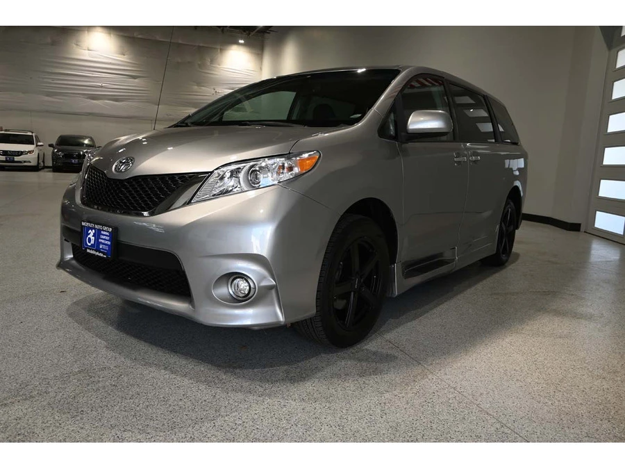 2013 Toyota Sienna 3rd Gen - Image 10 of 12