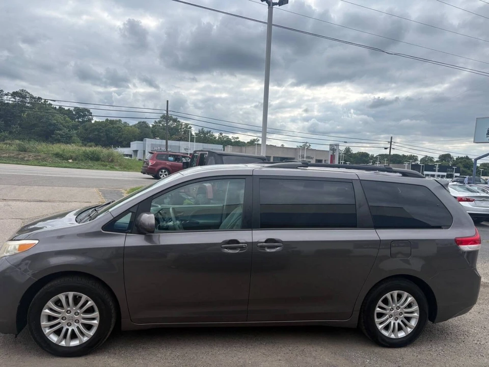 2013 Toyota Sienna 3rd Gen - Image 4 of 15