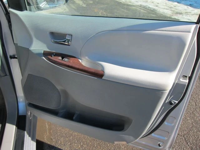 2013 Toyota Sienna 3rd Gen - Image 18 of 21