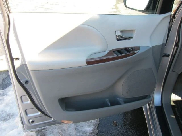 2013 Toyota Sienna 3rd Gen - Image 11 of 21