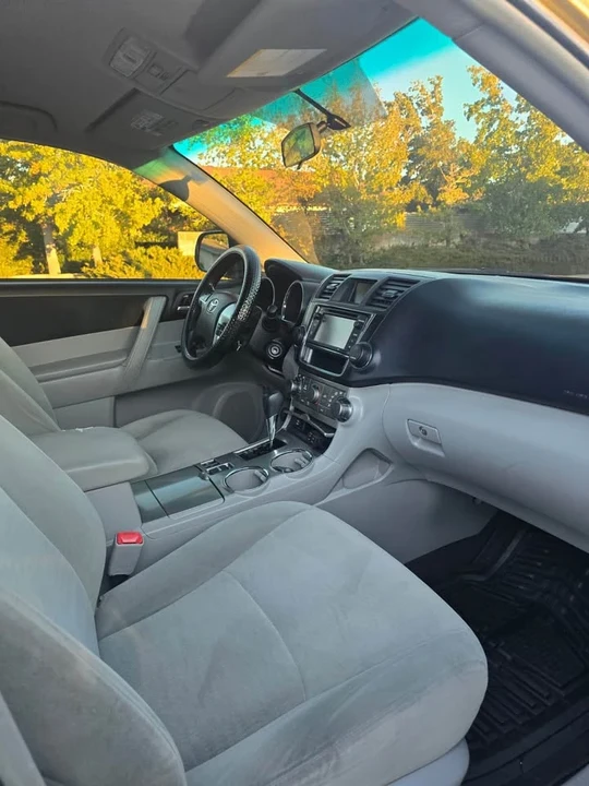 2013 Toyota Highlander - Image 10 of 15