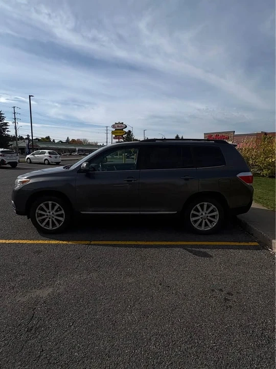2013 Toyota Highlander - Image 2 of 15