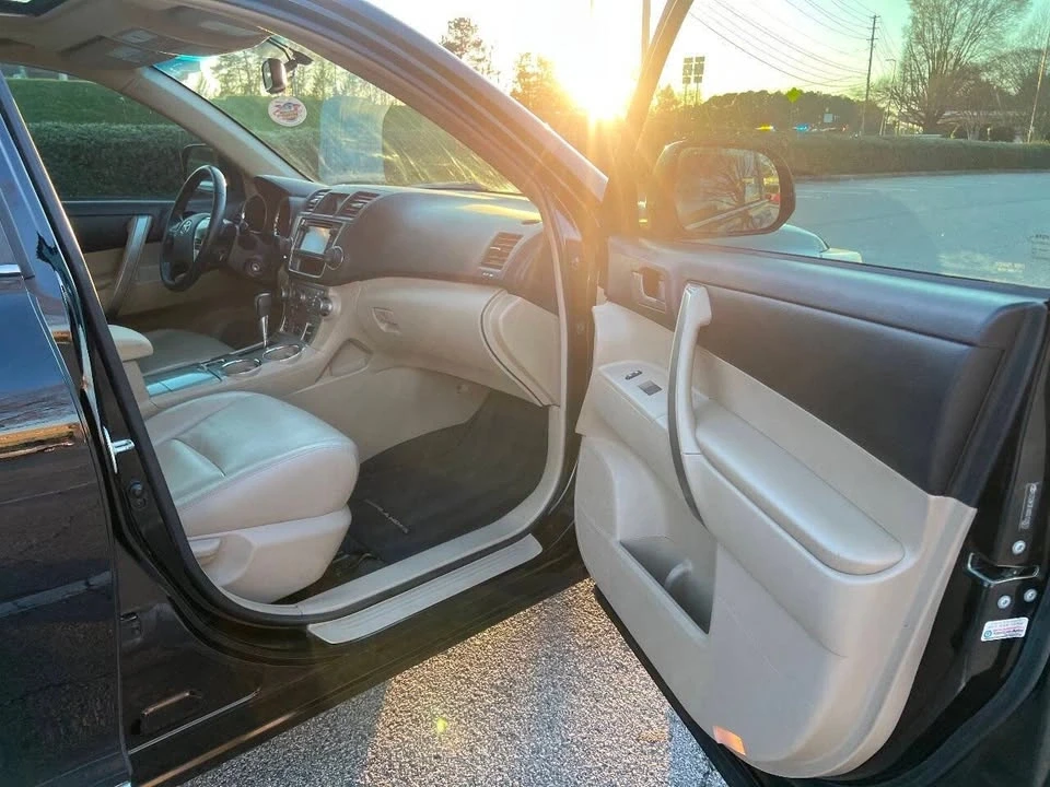 2013 Toyota Highlander - Image 14 of 19