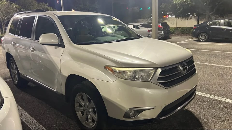 2013 Toyota Highlander - Image 2 of 4