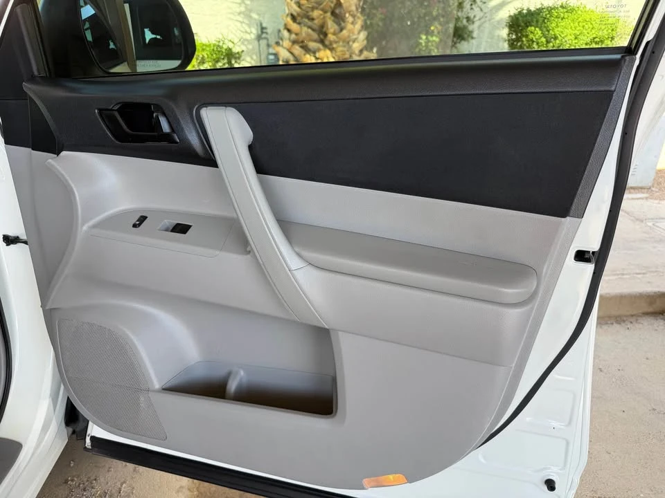 2013 Toyota Highlander - Image 10 of 15